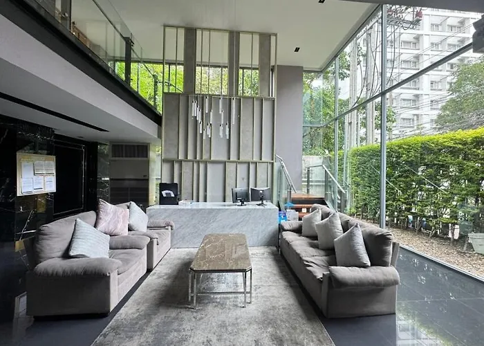Living Ploenchit 아파트