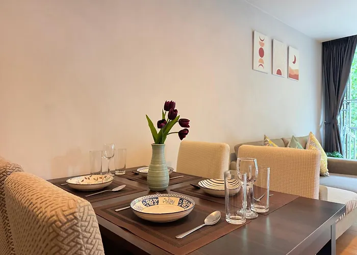 Living Ploenchit 아파트