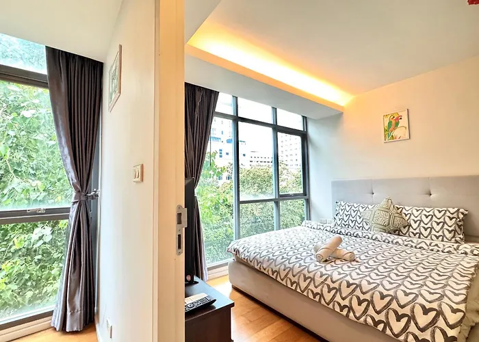 Living Ploenchit 아파트